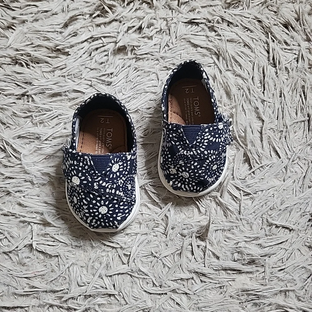 Kids Baby Toms Shoes Size 2 Or T2 Navy Blue & White Artsy Flower Print Spring ✨️